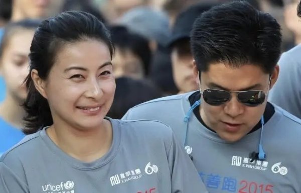 线上股票配资软件 郭晶晶近况：被丈夫霍启刚深爱，受公公霍震霆宠爱