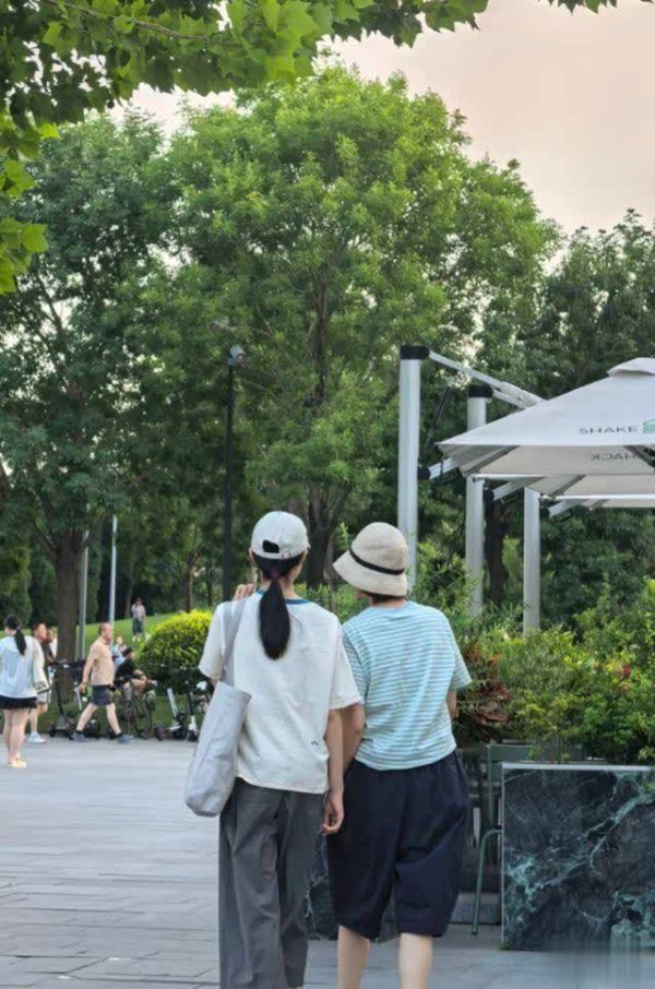 股票配资平台app 袁泉夏雨15岁女儿罕露面，身高竟超妈妈！